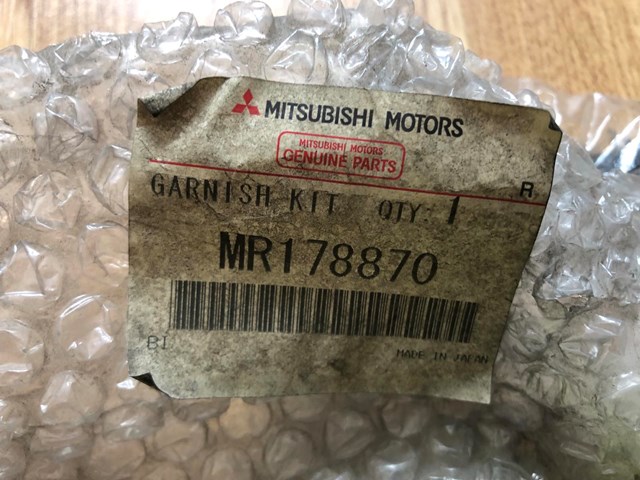 MR178870 Mitsubishi Вія (накладка) правої фари