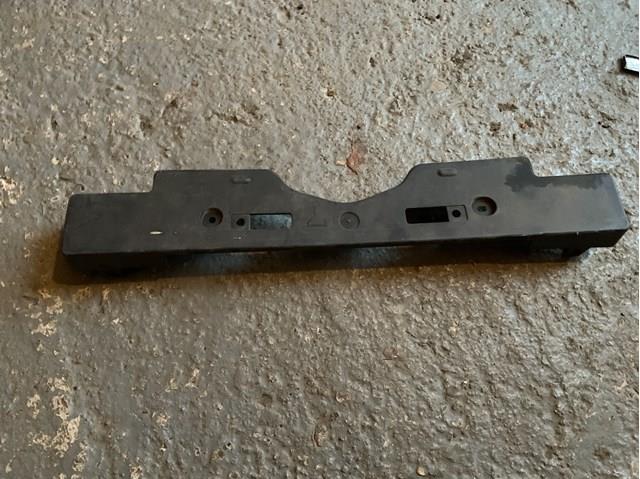 Купити 5211460140 Toyota Кронштейн переднього номерного знака