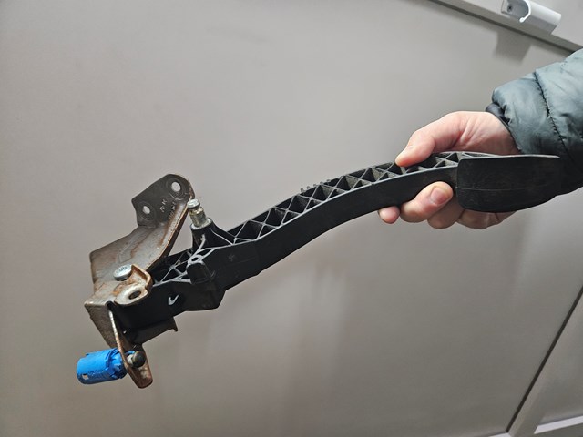 Педаль і привід управління зчепленням Renault (RVI) 8200590247 ціна, від 16.82 USD