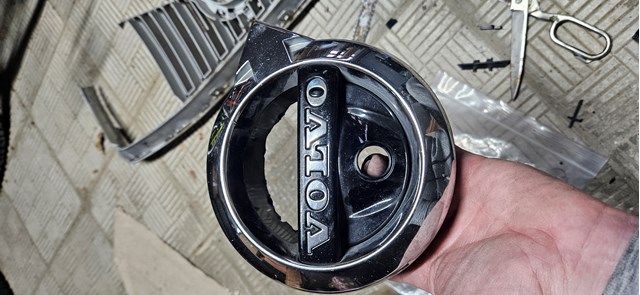 Емблема на решітку радіатора Volvo 31425021 ціна, від 33.82 USD