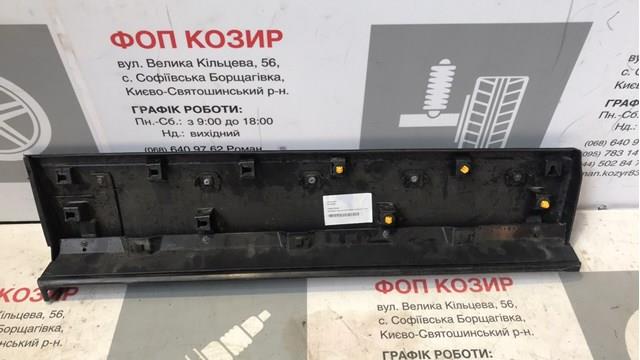 Молдинг задніх лівих дверей, нижній TK4951RD0B Mazda