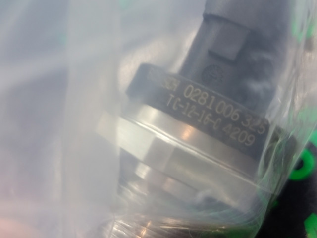 Купити 281006325 Bosch Датчик тиску палива