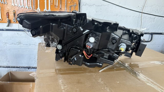 Фара правая Mazda KPF151030 ціна, від 308.27 USD
