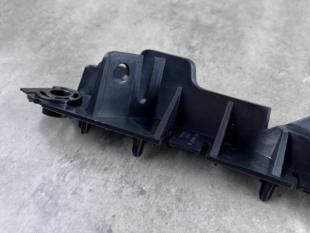 Кронштейн бампера переднього, лівий LR120581 Land Rover