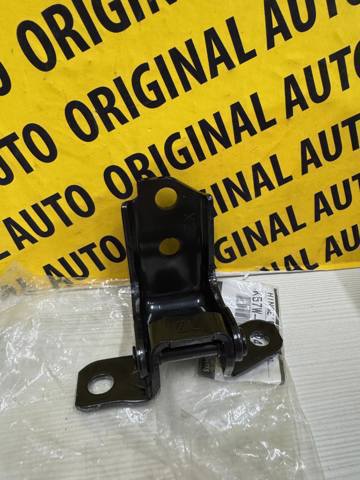 KB7W72240 Mazda Петля заднтої двері, правої