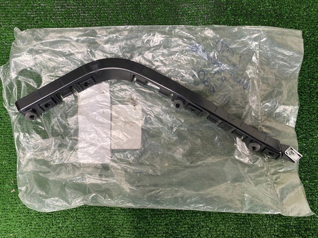 Направляюча заднього бампера, права Land Rover LR061274