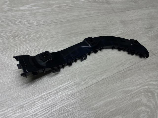 Направляюча заднього бампера, права Suzuki 7183154P00 ціна, від 5.30 USD