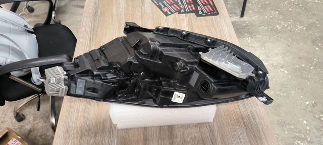 Основна фара - вставка Tesla Model 3 седан (5YJ3) (2016 - 2026) ціна, від 216.65 USD