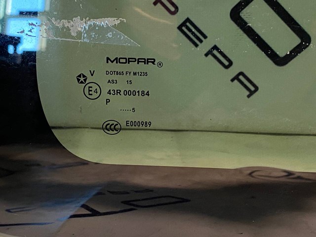 Скло багажного відсіку, праве Chrysler 68003726AB ціна, від 22.57 USD