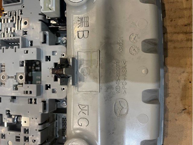 Купити KD4569971 Mazda Плафон освітлення кабіни