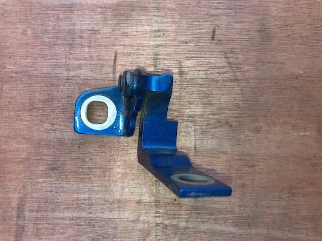H1BZ5826810A Ford Петля заднтої двері, правої