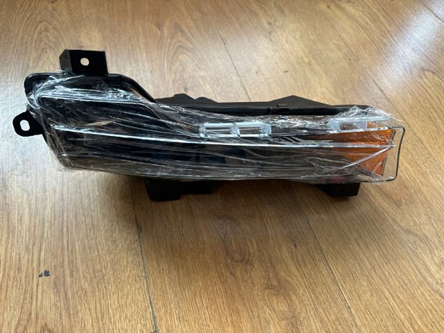 Купити 107739200F Tesla Туманка права