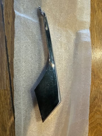 104961200F Tesla Молдинг переднього бампера, правий