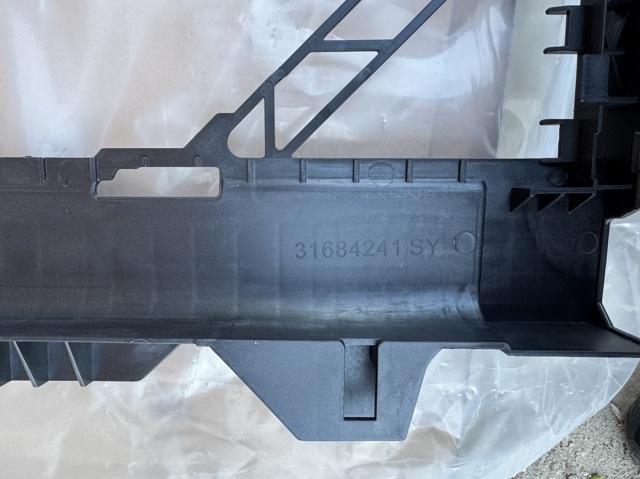 Рамка кріплення радіатора 31657366 Volvo
