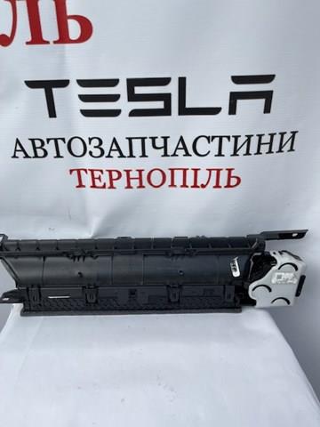 Решітка повітроводу права Tesla Motors 108332500G ціна, від 6.40 USD