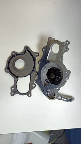 Купити PW674 Ford Насос охолоджуючої рідини