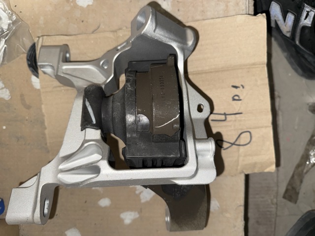 Подушка (опора) двигуна, права TK7839060 Mazda