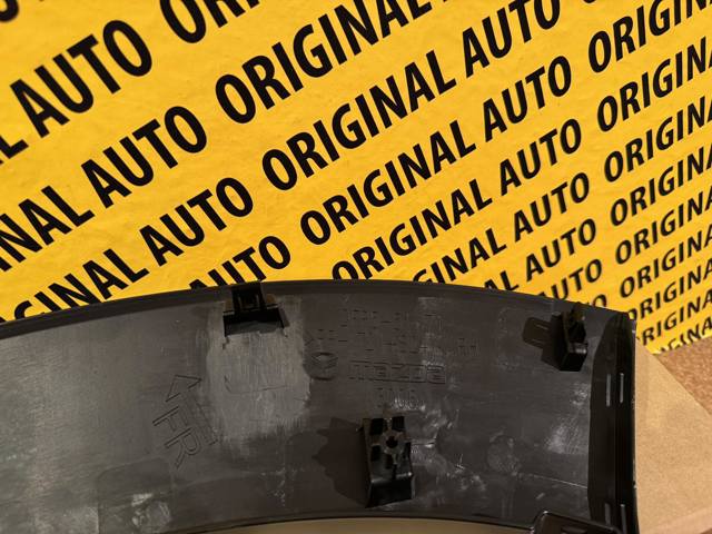 Переднє праве ікло бампера Mazda DFR551W71D