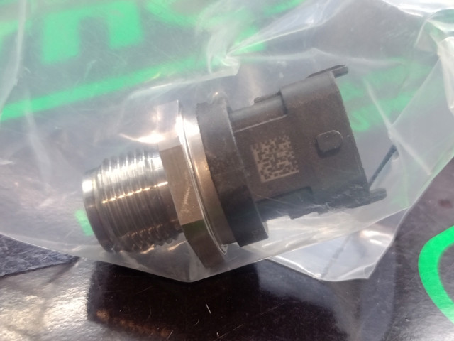 Купити 281006325 Bosch Датчик тиску палива