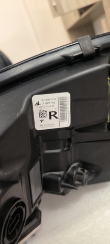 ZTS1103R Signeda Фара правая