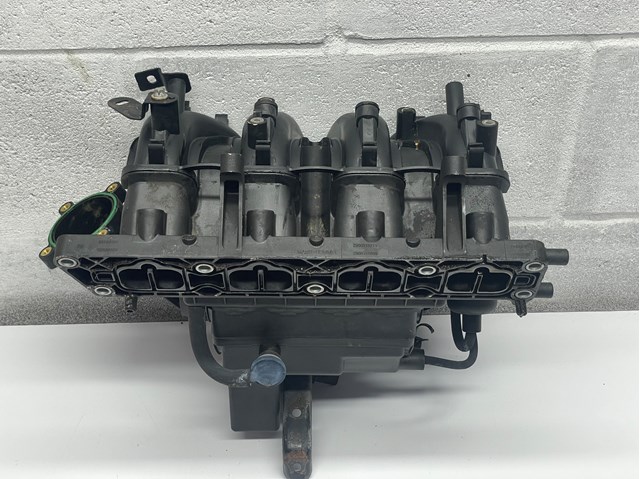 Впускний колектор 55559368 General Motors
