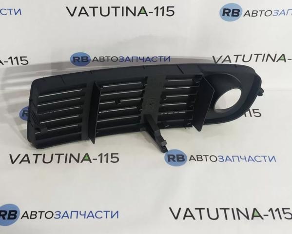 Решітка переднього бампера, права STAU142191 SAT
