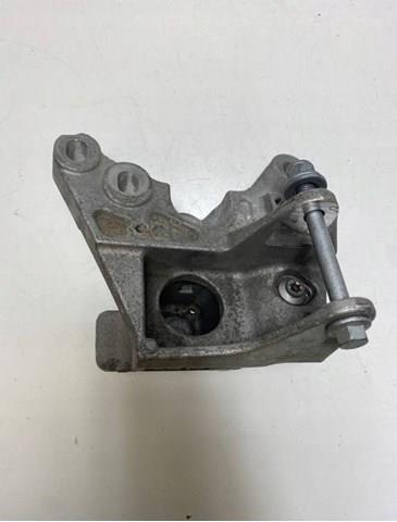 LR114215 Land Rover Кронштейн подушки (опори) двигуна, правої