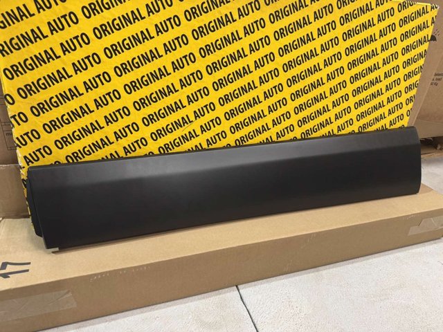 Молдинг передньої лівої двері, нижній DGH951RB0 Mazda