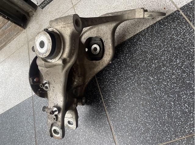 8R0505436A VAG Цапфа поворотна права