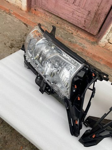 Фара права 8113060N10 Toyota