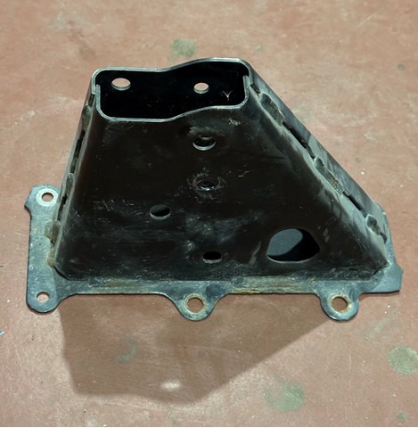 TKY83488Y Mazda Кронштейн передньої балки