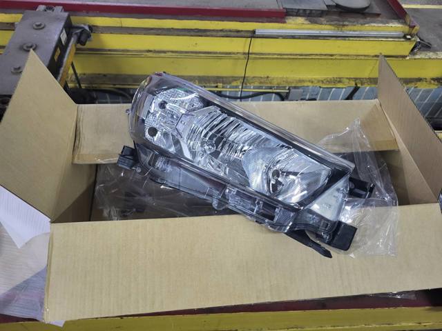 Основна фара - вставка Toyota 811100KJ70 ціна, від 358.85 USD