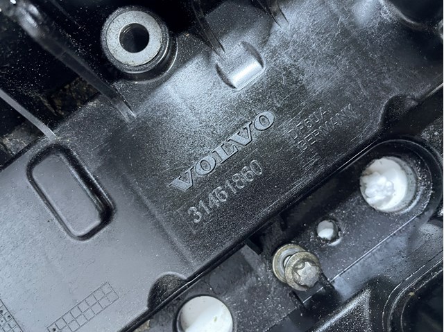 31461860 Volvo Кришка двигуна