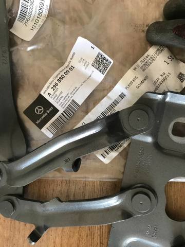 Купити A2968800901 Mercedes Шарнір капота лівий