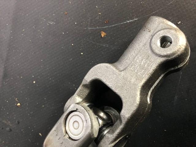 Вал рульової колонки, нижній TK5232AB0 Mazda