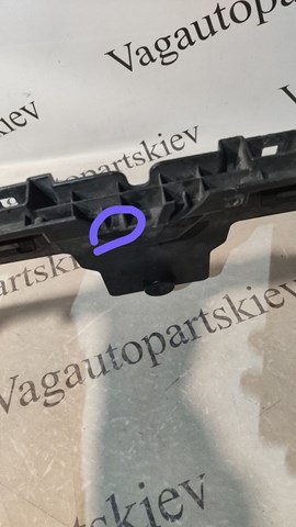 760853819C9B9 VAG Кронштейн решітки радіатора