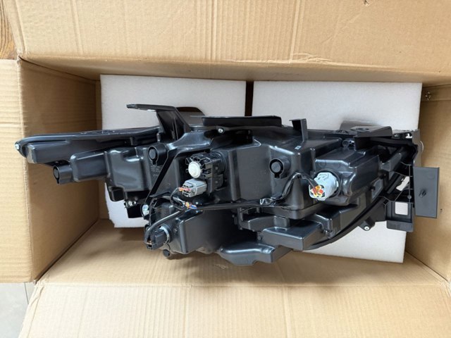 Фара права KPF151030 Mazda