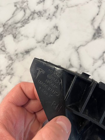 Купити 600882100D Tesla Кронштейн бампера переднього, зовнішній правий