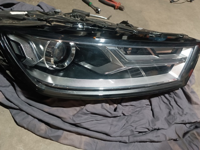 Фара передня права VAG 4M0941006B ціна, від 699.89 USD