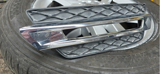Купити A1668845322 Mercedes Накладка бампера переднього, ліва