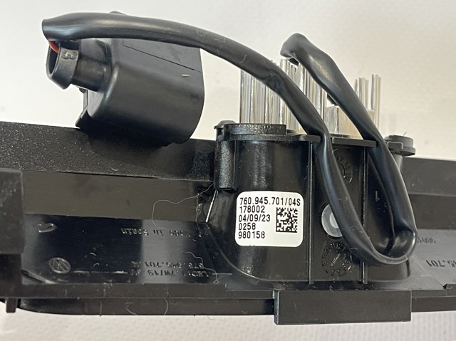 Туманка задня VAG 760945701 ціна, від 17.10 USD