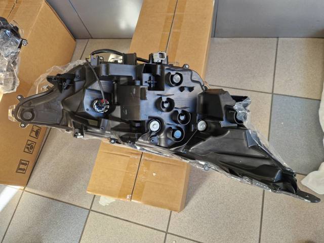 Купити 8111042D90 Toyota Права блок фара