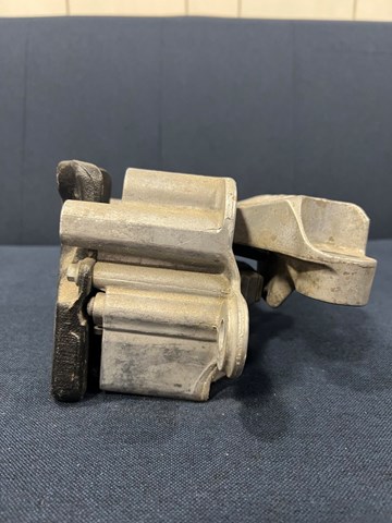 Подушка двигуна задня LR114070 Land Rover