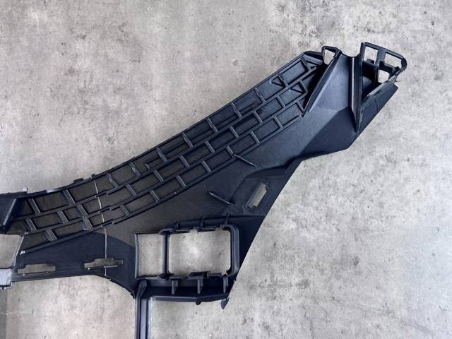 Кронштейн кріплення бампера переднього правий Mercedes A2068857001