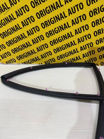 KB7W56750B Mazda Ущільнювач капота