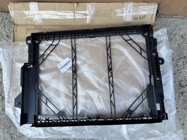 Купити 31657366 Volvo Рамка кріплення радіатора