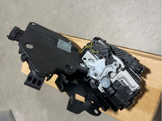 Замок задньої дверї, правої Land Rover LR078744 ціна, від 50.01 USD