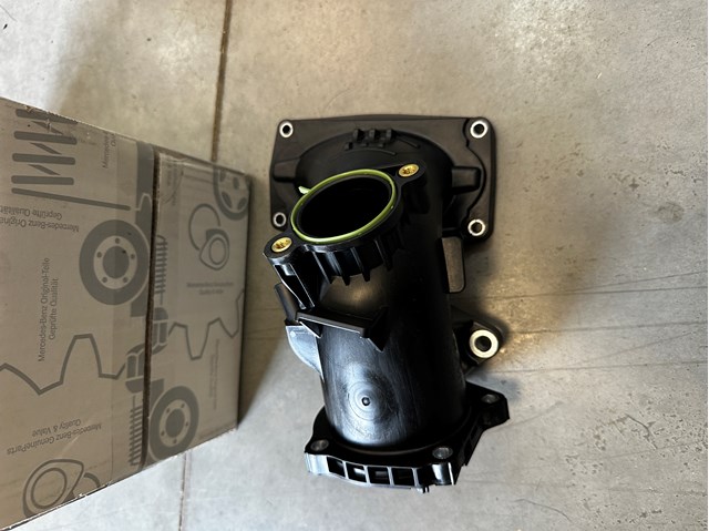 Патрубок дросельний Mercedes A6510904000