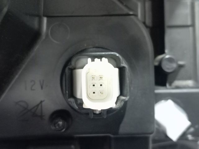 Купити 81185F4220 Toyota 