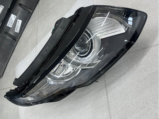 Купити LR024264 Land Rover Права блок фара